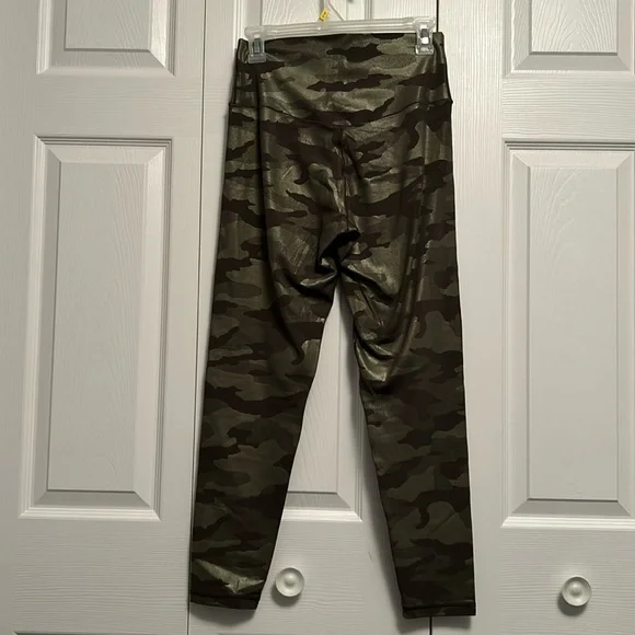 OFFLINE by Aerie Real Me High Waisted Camo Legging Olive Daze. Size L - Picture 3 of 6